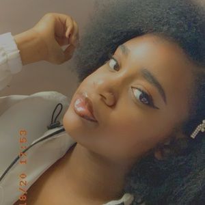 Meet your Posher, Dominique